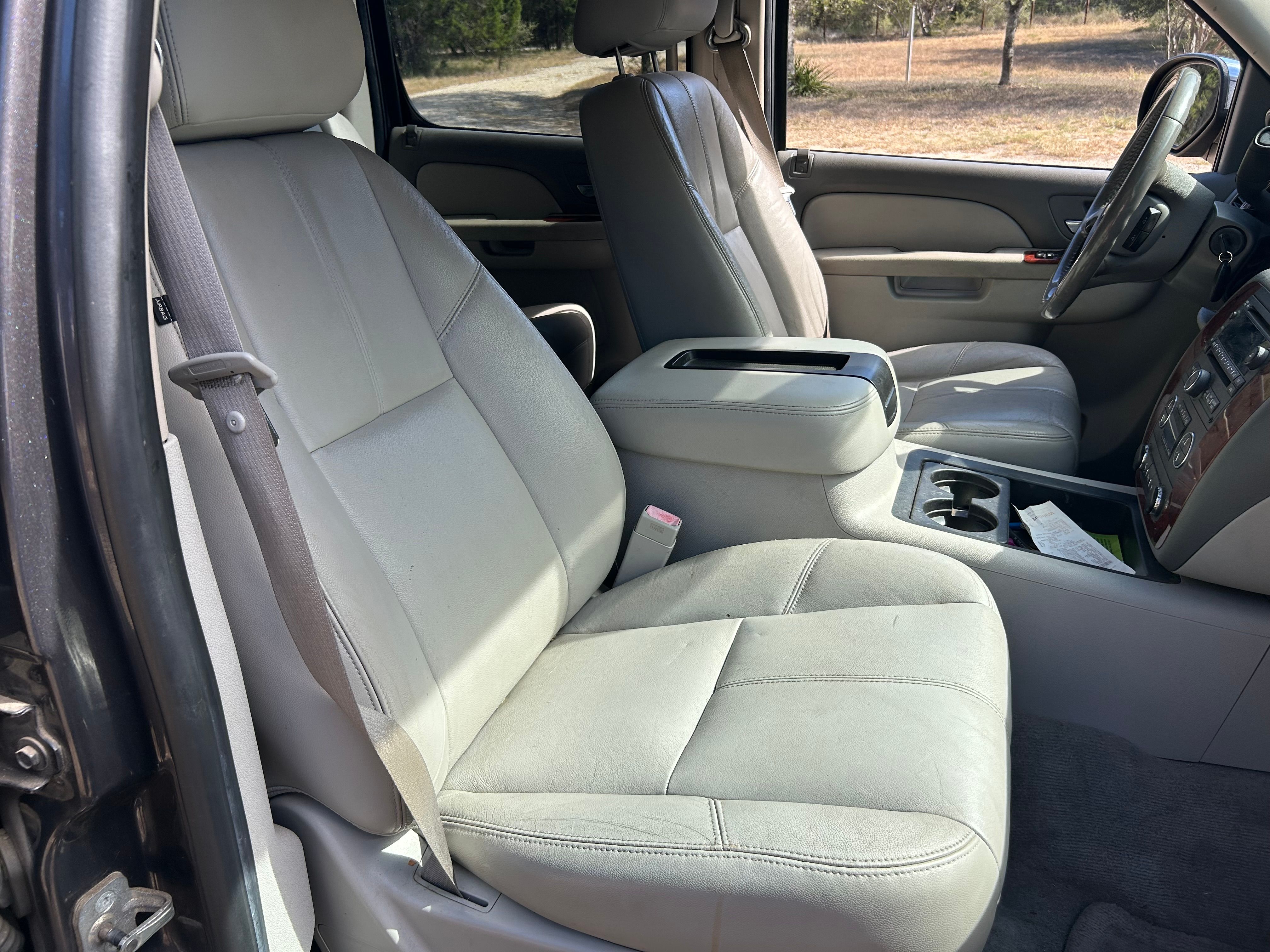 Used 2010 Chevrolet Avalanche LT w/ Luxury Package AWD/4WD image 12