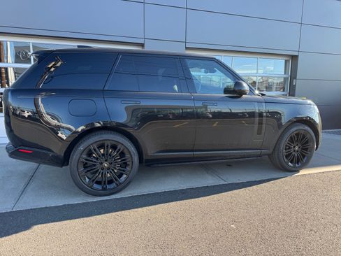 Used 2025 Land Rover Range Rover SE AWD/4WD image 2