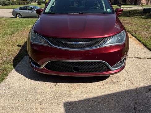 Used 2019 Chrysler Pacifica Touring Plus w/ Advanced Safetytec Group FWD image 14