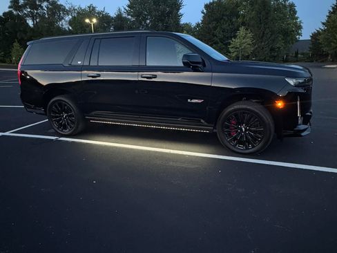 Used 2024 Cadillac Escalade ESV V w/ LPO, ONYX Package image 8