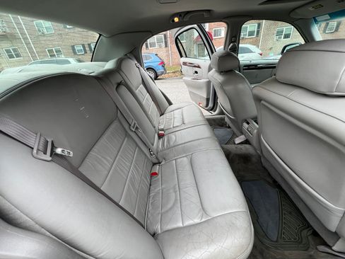 Used 2000 Lincoln Town Car Signature image 17