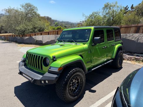 Used 2019 Jeep Wrangler Unlimited Sahara AWD/4WD image 4