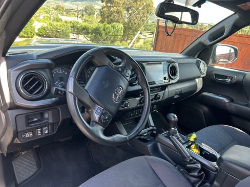 Used 2017 Toyota Tacoma TRD Sport image 11