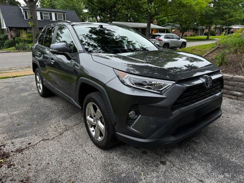 Used 2021 Toyota RAV4 XLE Premium AWD/4WD image 4