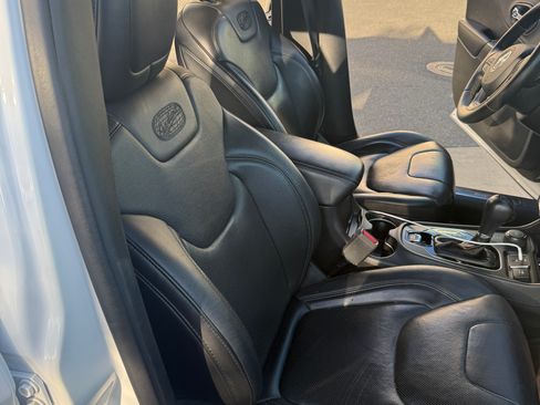 Used 2019 Jeep Cherokee Overland w/ Technology Group image 11