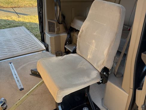 Used 2013 Chrysler Town & Country Touring-L w/ Driver Convenience Group image 11