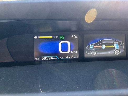 Used 2018 Toyota Prius Two image 10