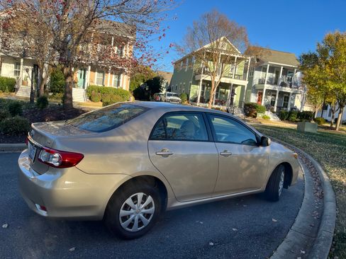 Used 2011 Toyota Corolla LE image 5