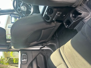 Used 2018 Jeep Wrangler Unlimited Sahara AWD/4WD image 13