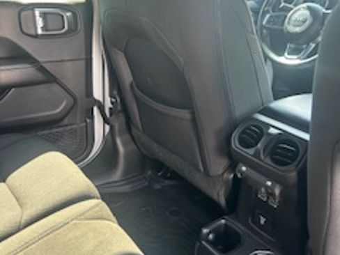 Used 2018 Jeep Wrangler Unlimited Sahara AWD/4WD image 13