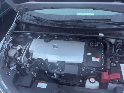 Used 2022 Toyota Prius L Eco image 5