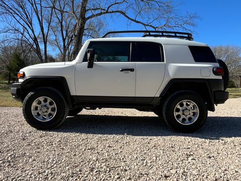 Used 2012 Toyota FJ Cruiser 4WD image 2