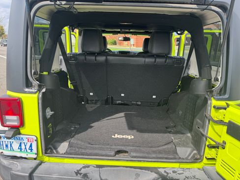 Used 2017 Jeep Wrangler Unlimited Rubicon w/ Connectivity Group image 10