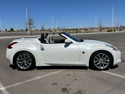Used 2012 Nissan 370Z Touring RWD image 11