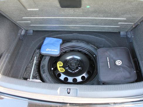 Used 2017 Volkswagen Golf Wolfsburg Edition image 28