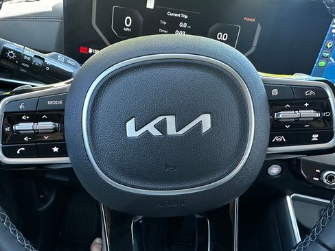 Used 2026 Kia Carnival SX w/ SX Dark Edition Package image 8