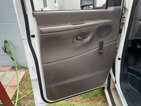 Used 2008 Ford E-350 and Econoline 350 Extended Super Duty RWD image 13