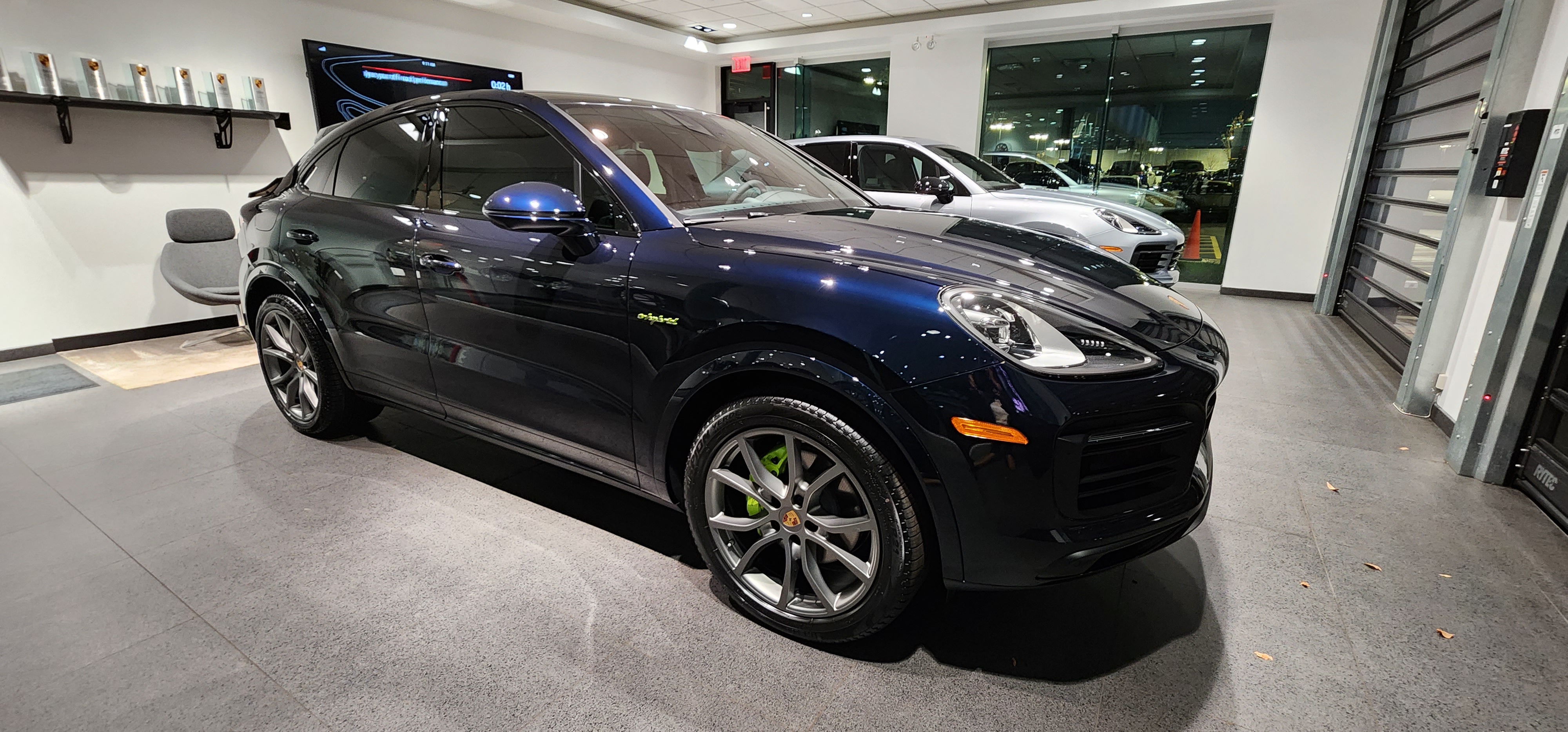 Used 2023 Porsche Cayenne Platinum Edition AWD/4WD image 1