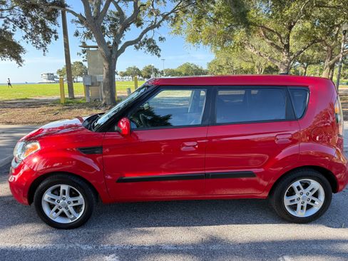 Used 2010 Kia Soul + FWD image 2