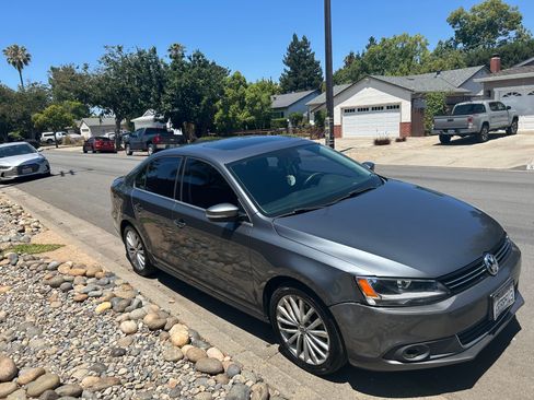 Used 2011 Volkswagen Jetta SEL FWD image 4