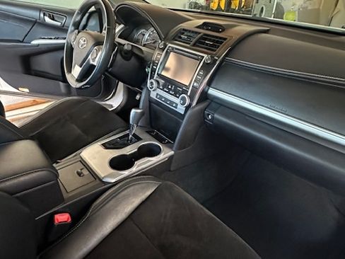 Used 2014 Toyota Camry SE w/ Leather Package image 5