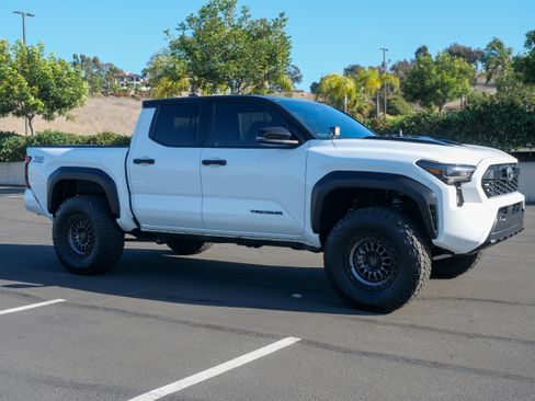 Used 2024 Toyota Tacoma TRD Off-Road image 8