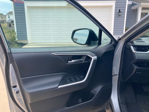 Used 2022 Toyota RAV4 XLE w/ Convenience Package image 7