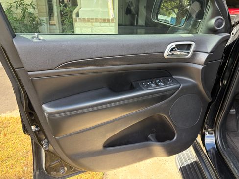 Used 2018 Jeep Grand Cherokee Laredo image 15