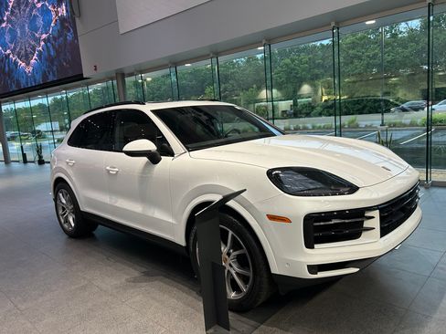 Used 2024 Porsche Cayenne AWD/4WD image 7