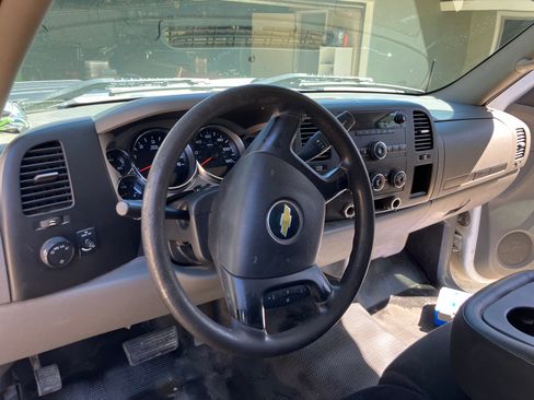 Used 2011 Chevrolet Silverado 2500 W/T RWD image 2