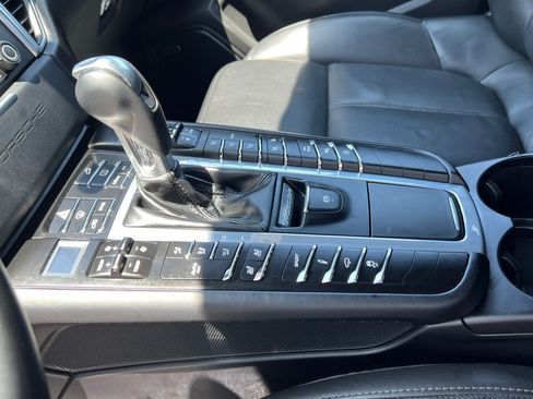 Used 2018 Porsche Macan Turbo image 23