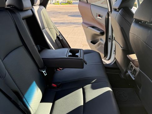 Used 2023 Toyota Venza Limited image 2