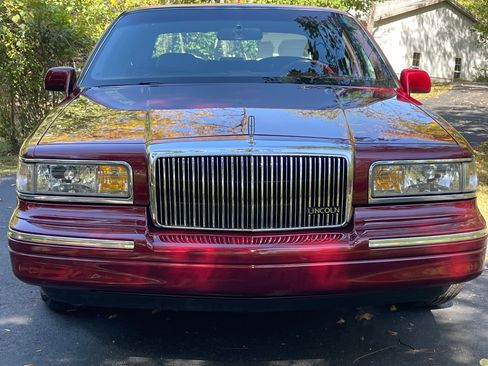 Used 1997 Lincoln Town Car Cartier RWD image 29