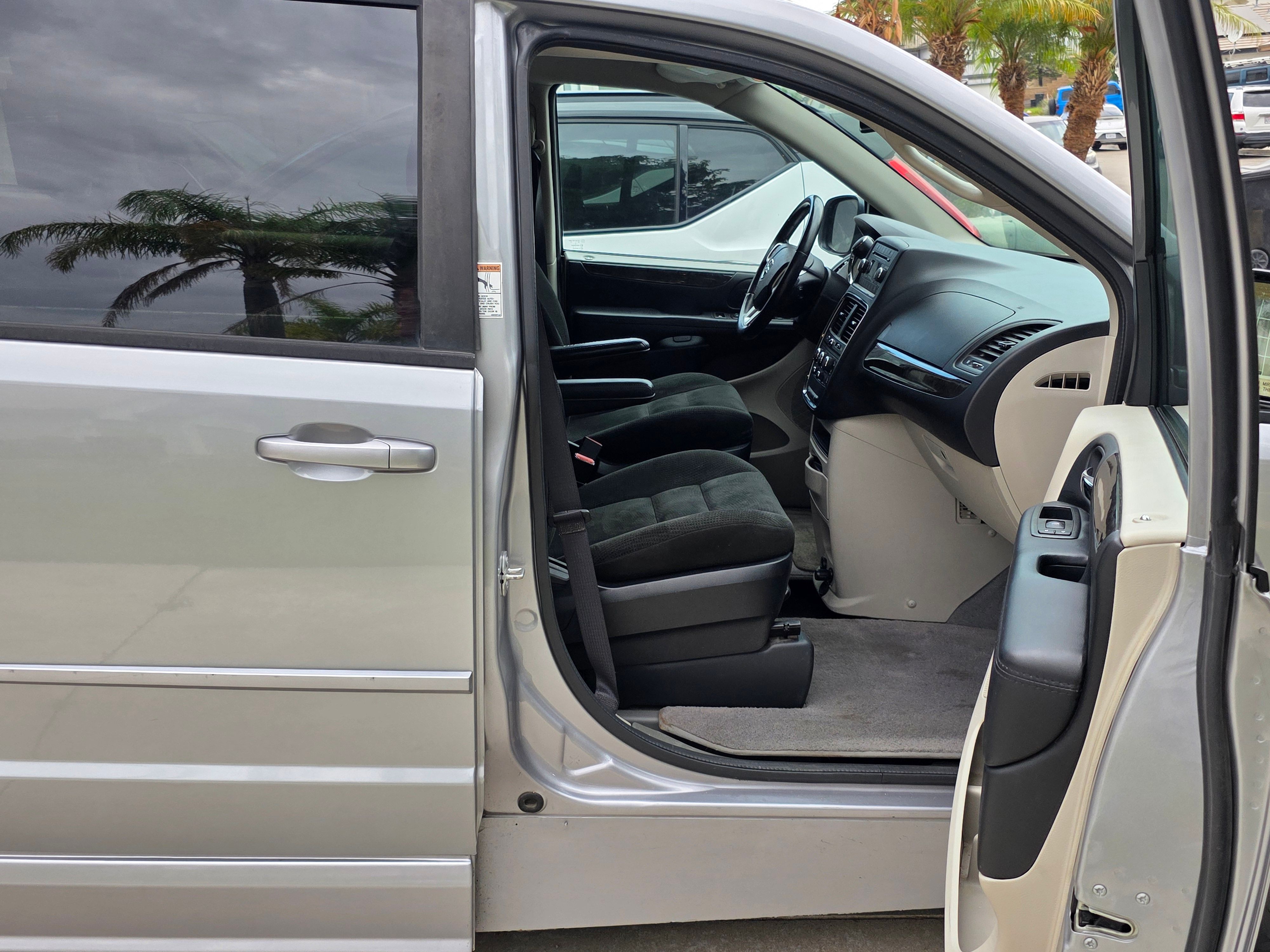 Used 2015 Dodge Grand Caravan SXT w/ UConnect Hands-Free Group FWD image 9