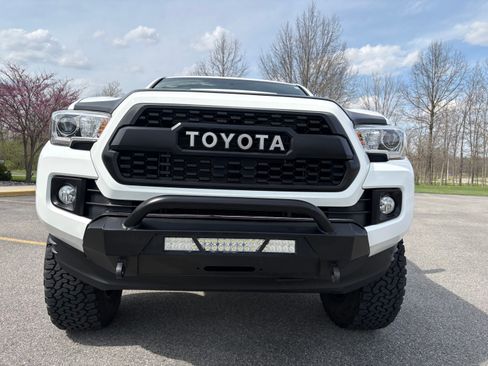 Used 2017 Toyota Tacoma TRD Sport image 1