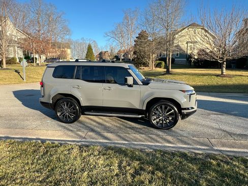 Used 2025 Lexus GX 550 w/ Accessory Package (2T) image 2