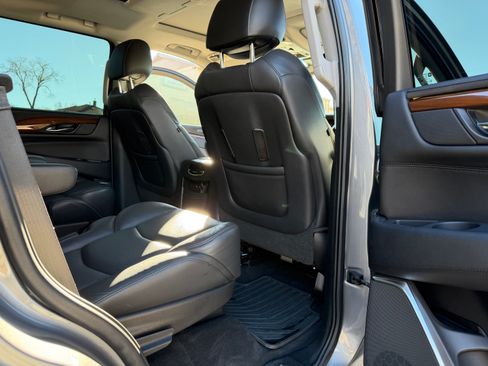 Used 2018 Cadillac Escalade Luxury image 16