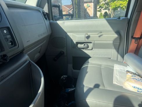 Used 2015 Ford E-350 and Econoline 350 Super Duty image 13