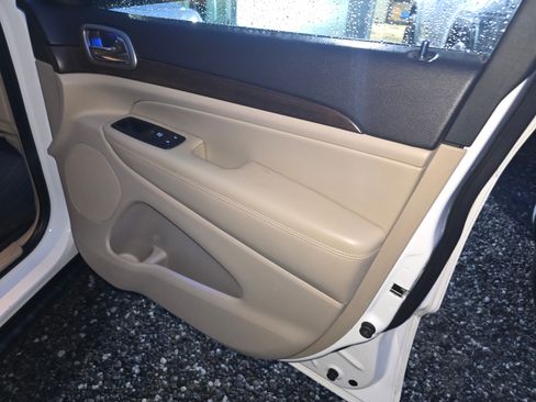 Used 2016 Jeep Grand Cherokee Laredo w/ Quick Order Package 23E image 18