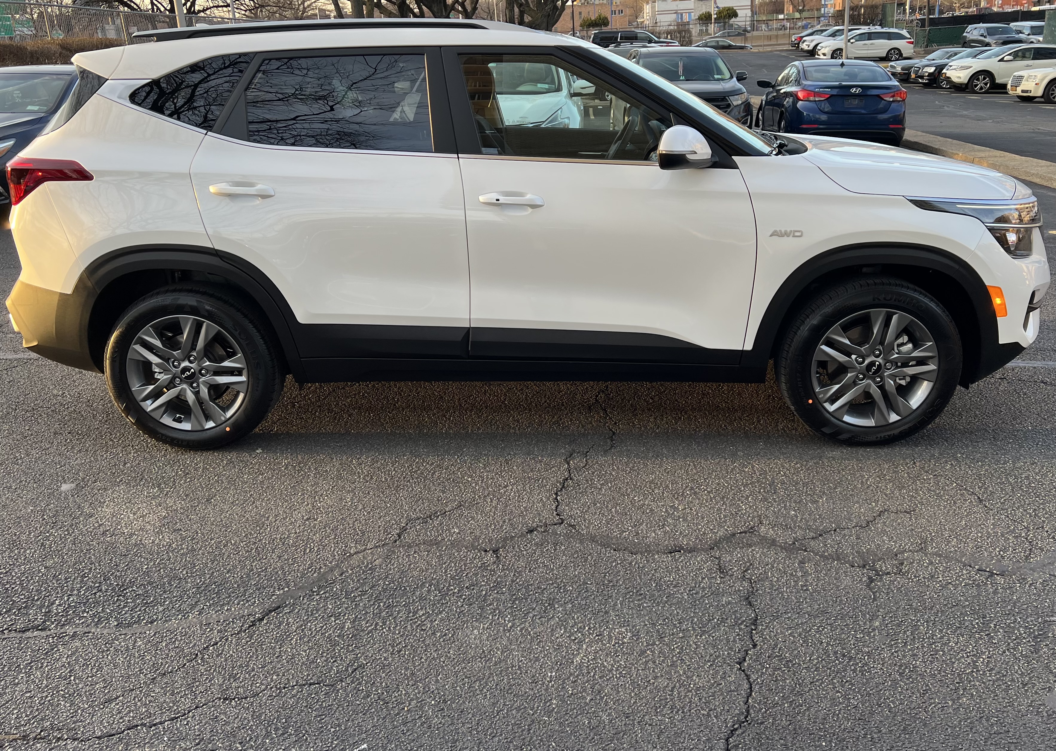 Used 2022 Kia Seltos S AWD/4WD image 2