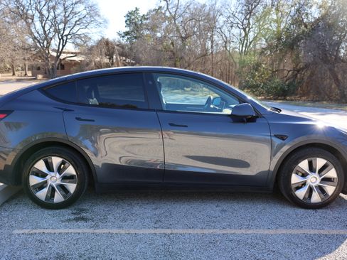 Used 2023 Tesla Model Y Long Range image 10