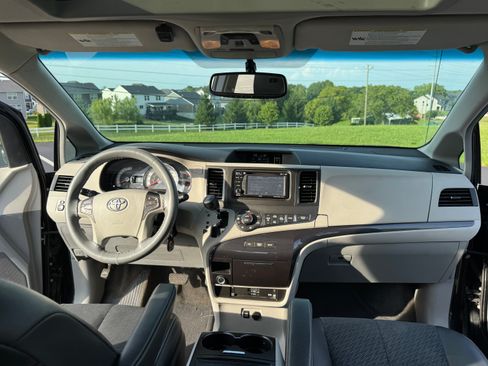 Used 2014 Toyota Sienna SE w/ SE Premium Package w/Entune FWD image 8