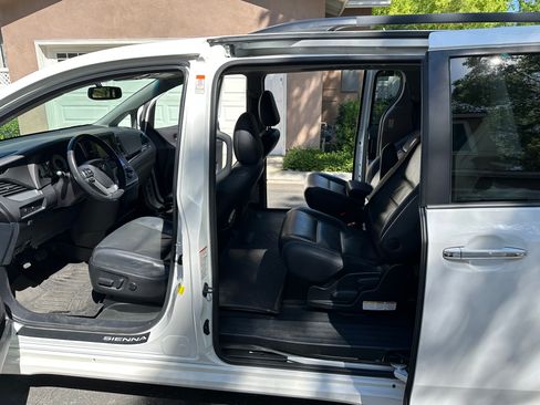 Used 2015 Toyota Sienna SE Premium image 8
