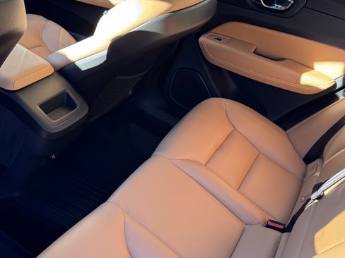 Used 2018 Volvo XC60 T6 Momentum w/ Convenience Package image 20