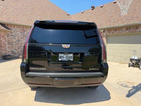 Used 2020 Cadillac Escalade Premium Luxury w/ Escalade Sport Edition AWD/4WD image 5