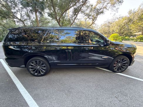 Used 2025 Cadillac Escalade ESV V image 5