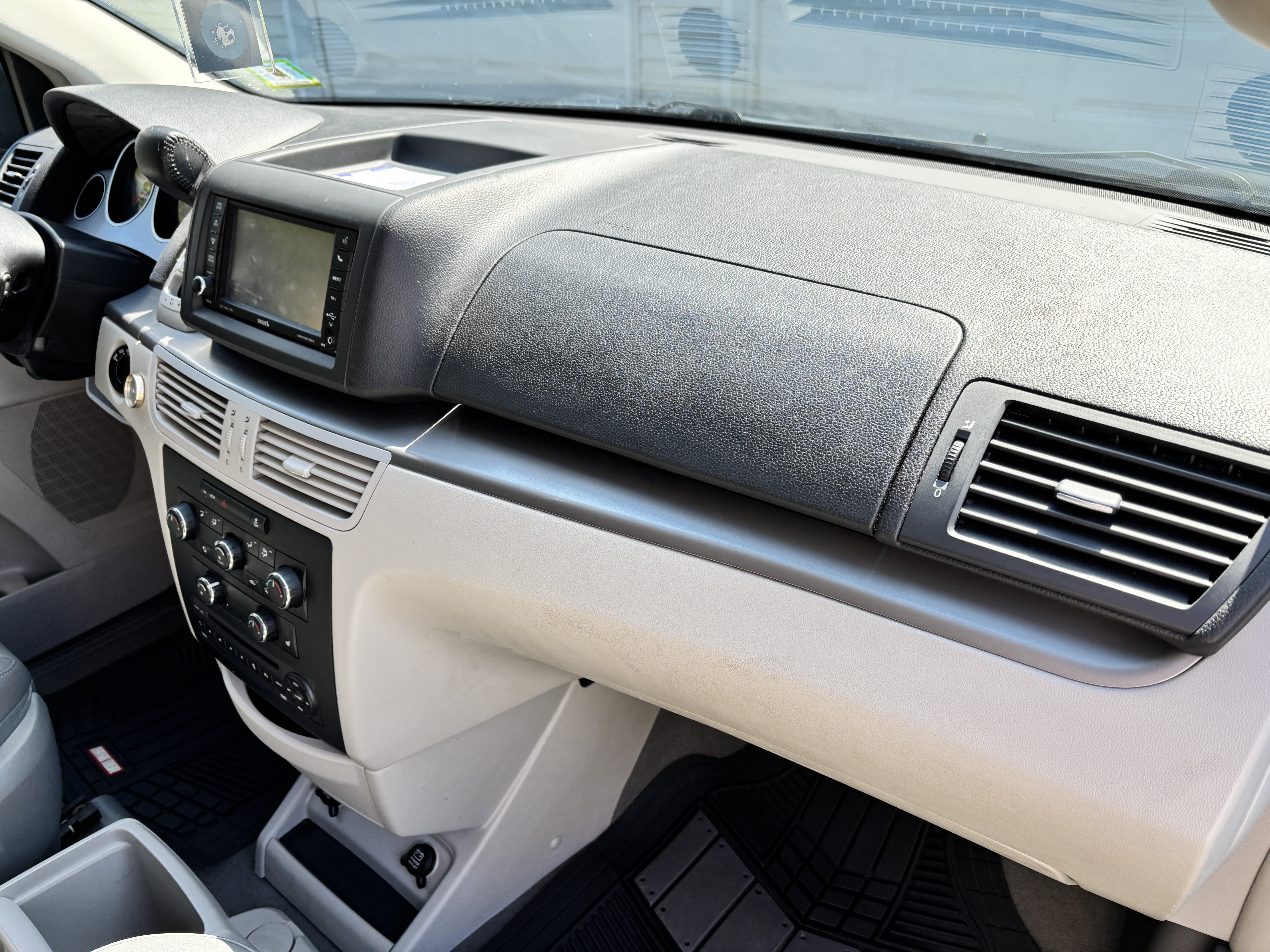 Used 2012 Volkswagen Routan SE FWD image 5