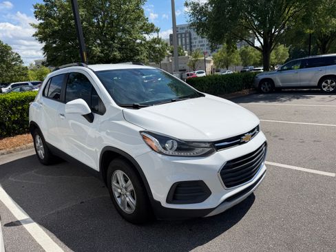 Used 2021 Chevrolet Trax LT w/ LT Convenience Package FWD image 2