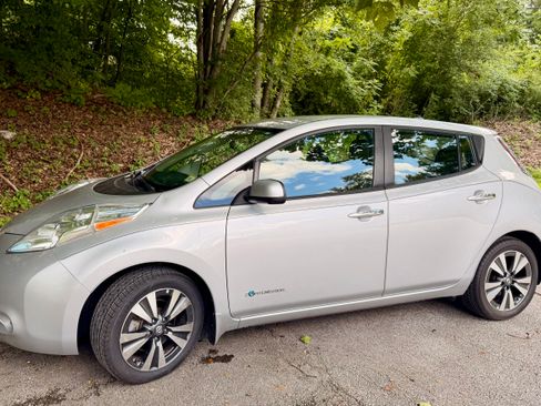 Used 2017 Nissan Leaf SV w/ Premium Package FWD image 6