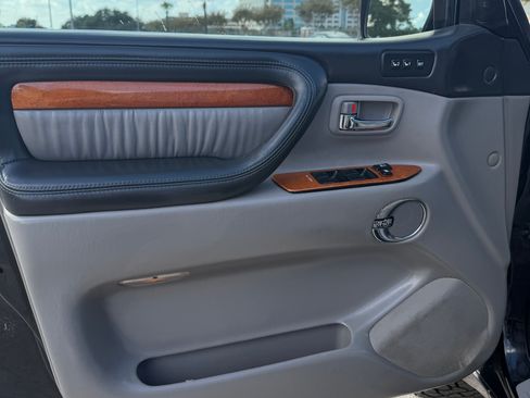 Used 2005 Lexus LX 470 4WD image 10